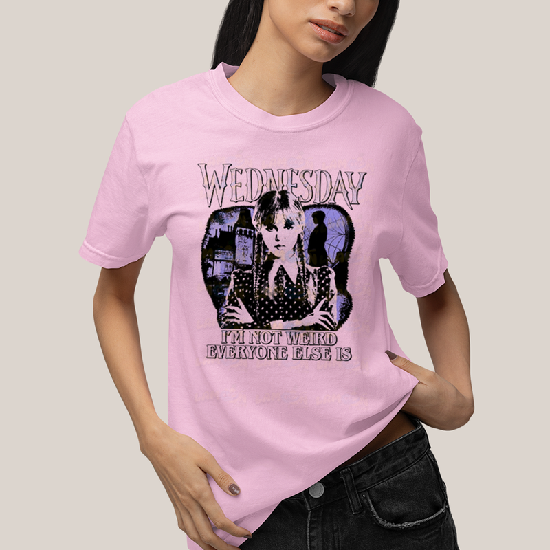 Camiseta Algodão Unissex T shirt Wandinha Wednesday Eu Não Sou Estranho, Todo Mundo é