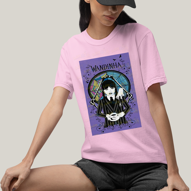 Camiseta Algodão Unissex T shirt Wandinha Fundo Roxo