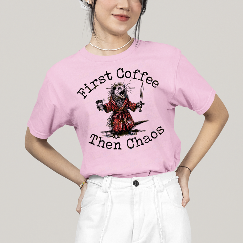 Camiseta Algodão Unissex T shirt Meme Primeiro Café, Depois Caos