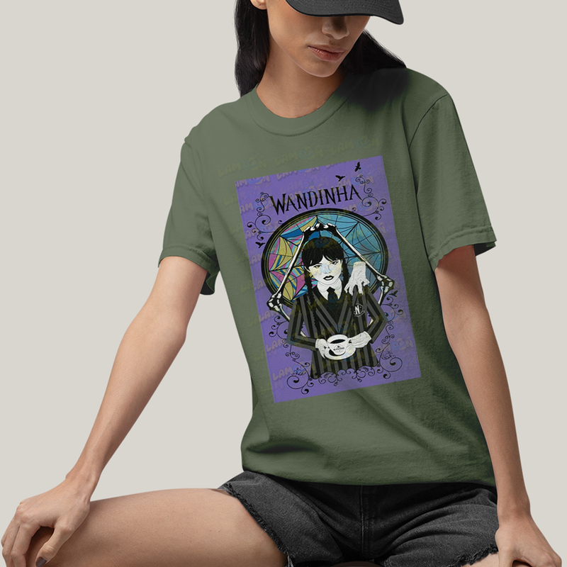 Camiseta Algodão Unissex T shirt Wandinha Fundo Roxo